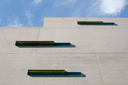 Einkommen Auskommen, Kunst am Bau Arbeiterkammer Wien Plösslgasse 2015, Schmelzglas in Betonseitenwand des Lichthofes