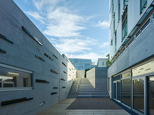 Einkommen Auskommen, Kunst am Bau Arbeiterkammer Wien Plösslgasse 2015, Schmelzglas in Betonseitenwand des Lichthofes